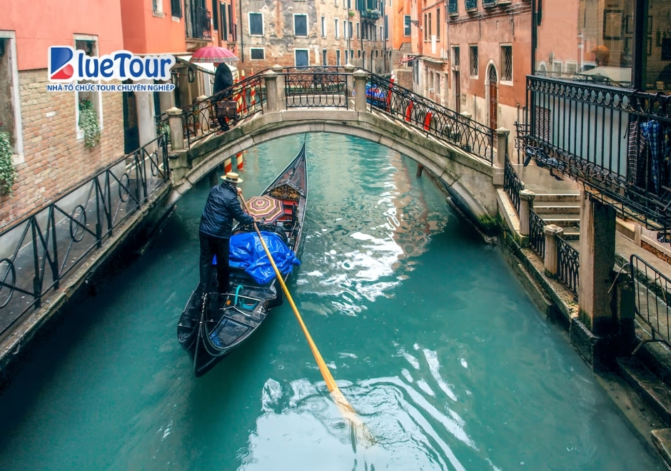 Chu Du Thành Phố Kênh Đào Khi Ngồi Thuyền Gondola Ở Venice