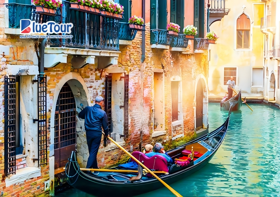 Chu Du Thành Phố Kênh Đào Khi Ngồi Thuyền Gondola Ở Venice