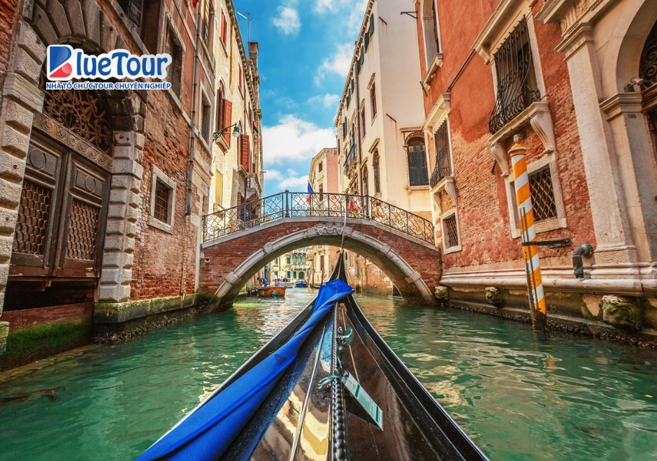 Chu Du Thành Phố Kênh Đào Khi Ngồi Thuyền Gondola Ở Venice