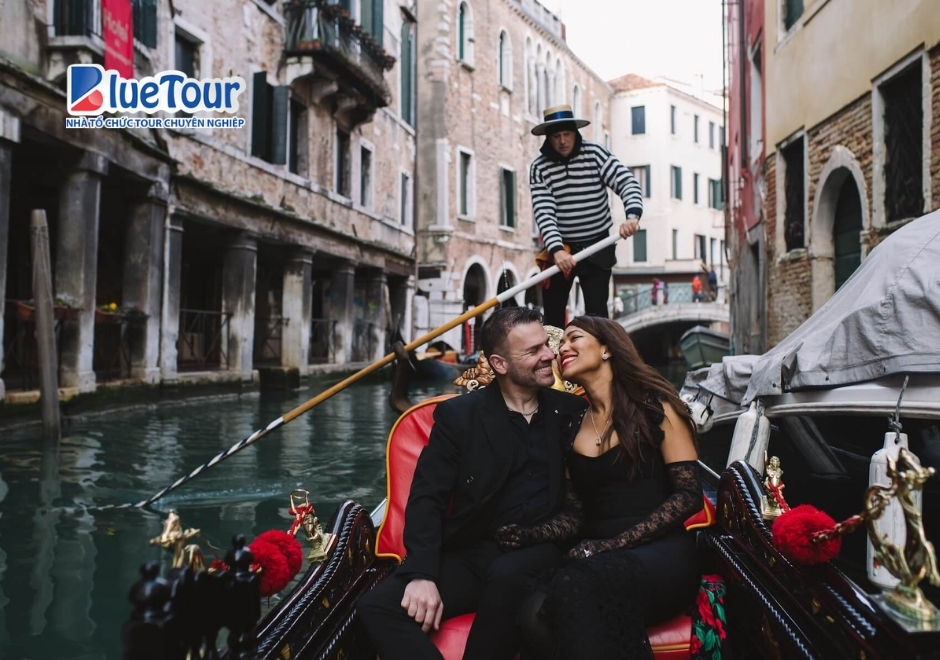 Chu Du Thành Phố Kênh Đào Khi Ngồi Thuyền Gondola Ở Venice