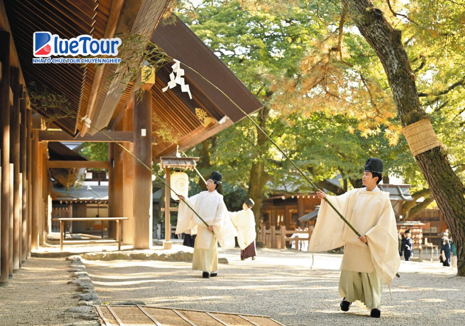 Ngôi Đền Cổ Atsuta Jingu Ngày Thu: Vẻ Đẹp Linh Thiêng Giữa Sắc Lá Đỏ Nhật Bản