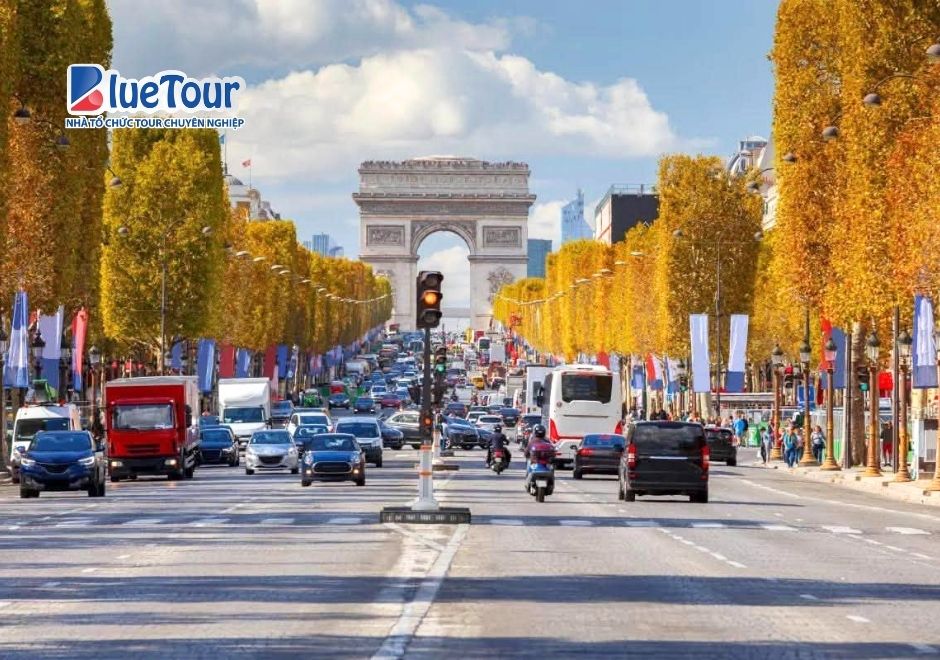 Bản Hòa Tấu Lá Vàng Trên Đại Lộ Champs-Élysées Mùa Thu