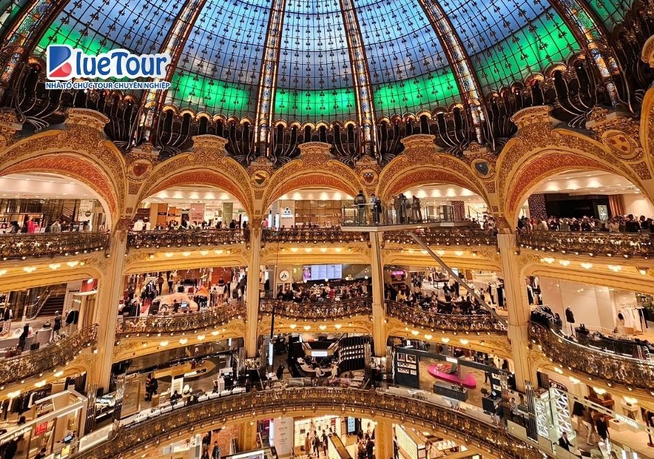Bản Hòa Tấu Lá Vàng Trên Đại Lộ Champs-Élysées Mùa Thu