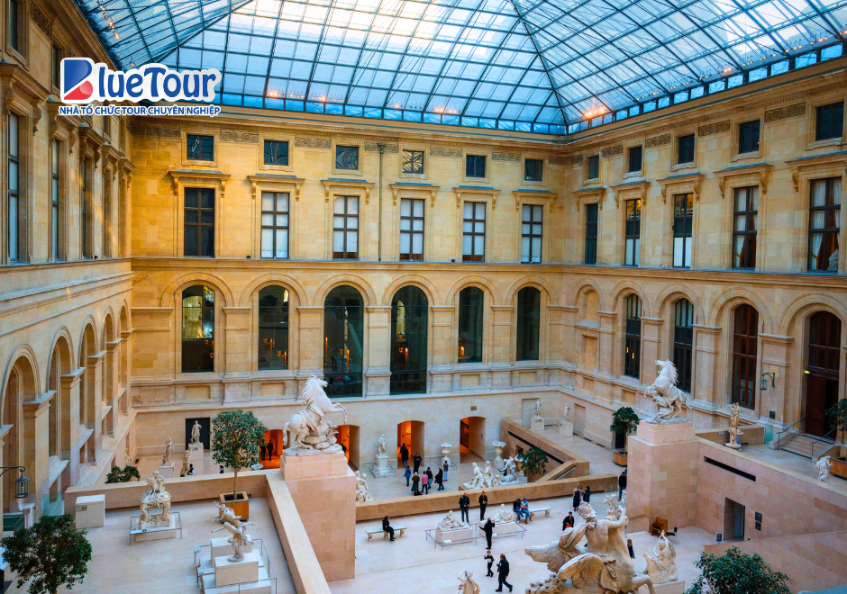 Bảo Tàng Louvre Mùa Thu: Khúc Ca Khải Hoàn Điện Ảnh Giữa Lòng Paris Lãng Mạn