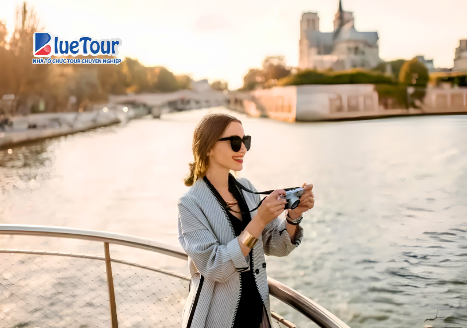 Du Thuyền Sông Seine Ngắm Lá Vàng: Một Thoáng Paris Dịu Dàng Khi Thu Về