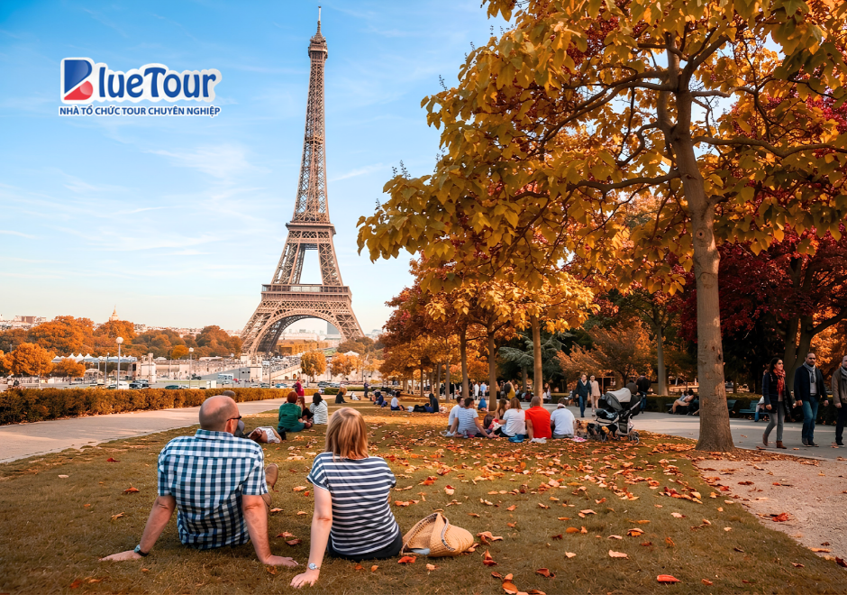 Khám Phá Tháp Eiffel Mùa Lá Vàng: Hành Trình Chiêm Ngưỡng Vẻ Đẹp Paris Khi Thu Về