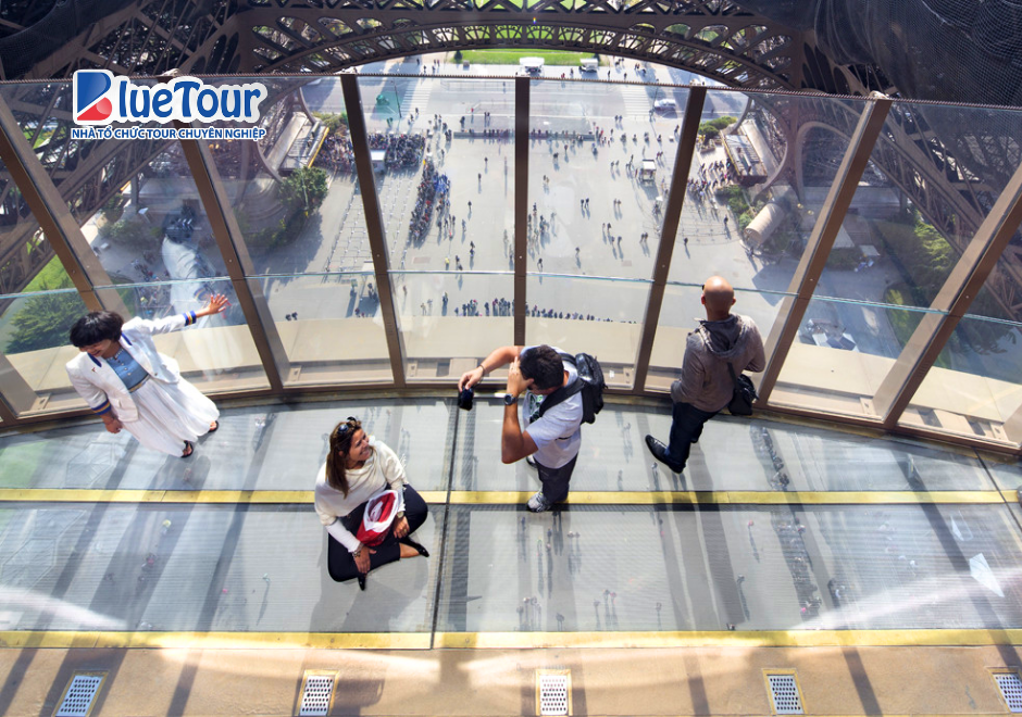 Khám Phá Tháp Eiffel Mùa Lá Vàng: Hành Trình Chiêm Ngưỡng Vẻ Đẹp Paris Khi Thu Về