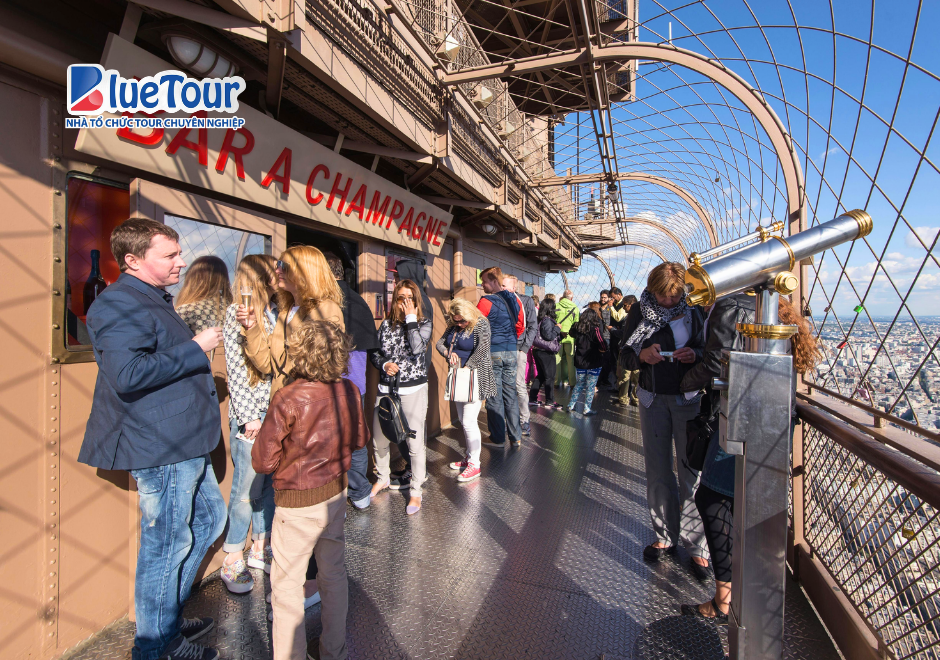 Khám Phá Tháp Eiffel Mùa Lá Vàng: Hành Trình Chiêm Ngưỡng Vẻ Đẹp Paris Khi Thu Về