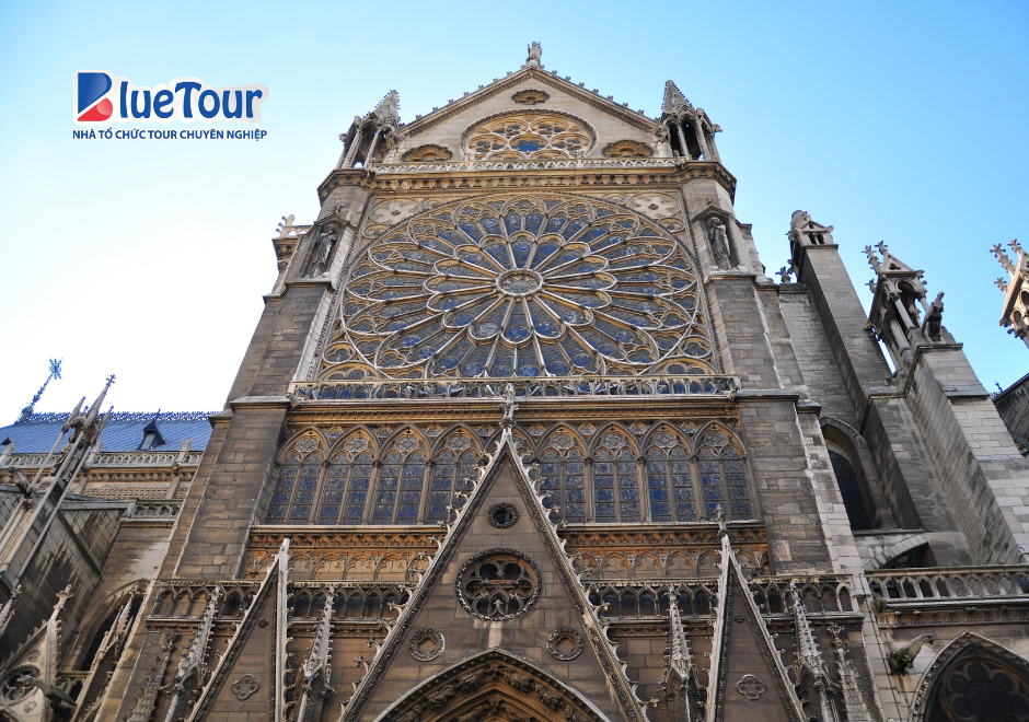 Nhà Thờ Đức Bà Paris Mùa Thu: Vẻ Đẹp Cổ Kính Giữa Sắc Lá Vàng